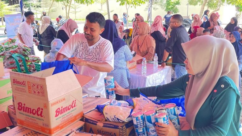 Suasana pasar murah di Benteng Oranje, Kota Ternate, yang dipadati warga yang ingin membeli paket sembako murah. (Detik Indonesia/Fajar Malut)