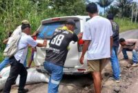 Pengendara harus bekerja ekstra saat melewati jalan di Kao Barat karena mengalami kerusakan (Detik Indonesia/Fajarmalut)