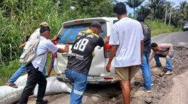 Pengendara harus bekerja ekstra saat melewati jalan di Kao Barat karena mengalami kerusakan (Detik Indonesia/Fajarmalut)