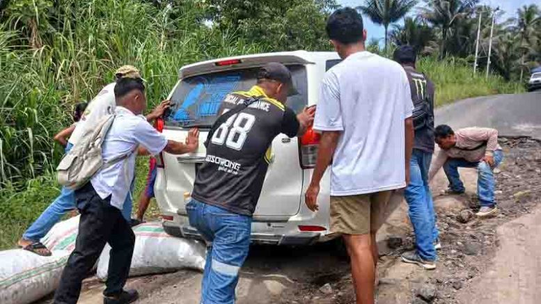 Pengendara harus bekerja ekstra saat melewati jalan di Kao Barat karena mengalami kerusakan (Detik Indonesia/Fajarmalut)