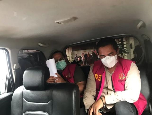 Foto dokumentasi: Kadis PUPR Taliabu dan Direktur PT MS saat ditahan setelah jadi Tersangka kasus Korupsi (Istimewa)