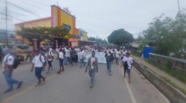 AKSI TOLAK PROGRAM PRABOWO - Ribuan pelajar menggelar aksi menolak program Makan Bergizi Gratis di Wamena, Kabupaten Jayawijaya, Papua Pegunungan, Senin (17/2/2025). Massa bergerak ke Kantor DPRD Jayawijaya untuk menyampaikan aspirasinya.(Detik Indonesia/ Tribun Papua/ Noel Wenda)