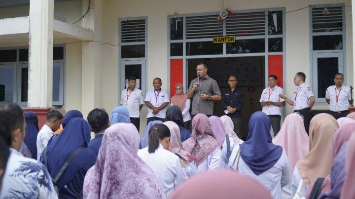 KUNKER: Wakil Wali Kota Ternate, Maluku Utara Muhammad Sinen saat menyampaikan arahan kepada para petugas medis di RSD Kota Tidore, Rabu (12/2/2025). Seluruh tenaga medis baik ASN maupun non ASN diminta tingkatkan pelayanan Artikel ini telah tayang di TribunTernate.com dengan judul Wali Kota Tidore Terpilih Muhammad Sinen Bicara Soal Peningkatan Pelayanan Kesehatan, https://ternate.tribunnews.com/2025/02/12/wali-kota-tidore-terpilih-muhammad-sinen-bicara-soal-peningkatan-pelayanan-kesehatan?jxrecoid=be3f6c78-5685-4522-b7a0-8cee84eadc6e~hp_tbn&source=widgetArtikelRekomendasi&engine=JXA.(Tribunternate/Detikindonesia/Humas Pemkot Tidore Kepulauan/Anwar)