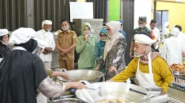 Pj Wali Kota Sabang, Andri Nourman, meninjau dapur Makan Bergizi Gratis (MBG) di Sabang Fair untuk memastikan kesiapan produksi makanan bagi siswa. (Detik Indonesia/ANTARA/HO-Humas Kota Sabang)