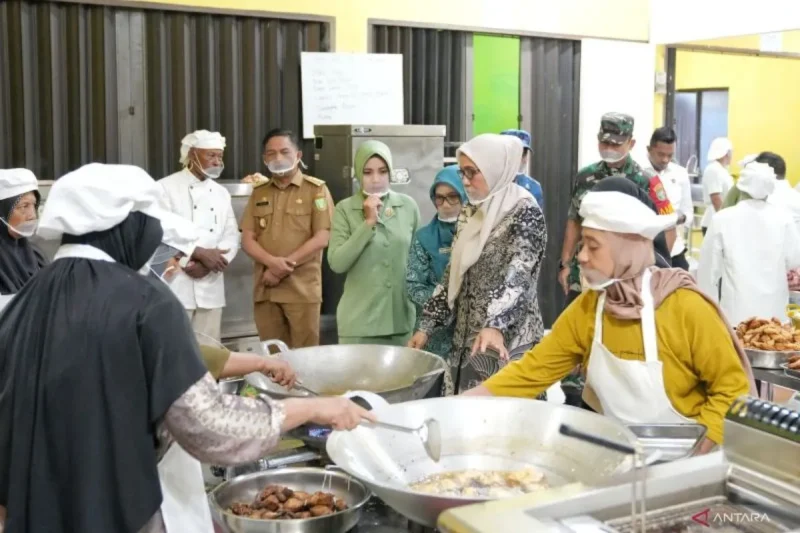 Pj Wali Kota Sabang, Andri Nourman, meninjau dapur Makan Bergizi Gratis (MBG) di Sabang Fair untuk memastikan kesiapan produksi makanan bagi siswa. (Detik Indonesia/ANTARA/HO-Humas Kota Sabang)