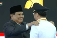 Wali Kota Manado Andrei Angouw saat menerima penyematan tanda pangkat langsung dari Presiden Prabowo Subianto. (Detik Indonesia/Manado Post)