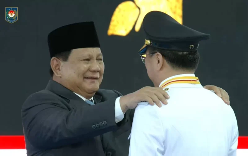 Wali Kota Manado Andrei Angouw saat menerima penyematan tanda pangkat langsung dari Presiden Prabowo Subianto. (Detik Indonesia/Manado Post)