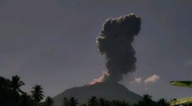 Erupsi Gunung Ibu Lontarkan Lava Pijar setinggi 500 Meter pada Kamis (13/2/2025) pukul 22.52 WIT (Foto: Pos PGA Ibu)