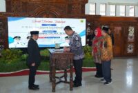 upati Sragen Sigit Pamungkas menandatangani dokumen berita acara serah terima jabatan Bupati Wakil Bupati Sragen di saksikan pejabat dari Provinsi Jawa Tengah. (Detik Indonesia/RRI/Mulato)