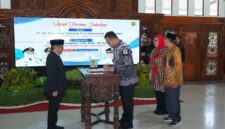 upati Sragen Sigit Pamungkas menandatangani dokumen berita acara serah terima jabatan Bupati Wakil Bupati Sragen di saksikan pejabat dari Provinsi Jawa Tengah. (Detik Indonesia/RRI/Mulato)