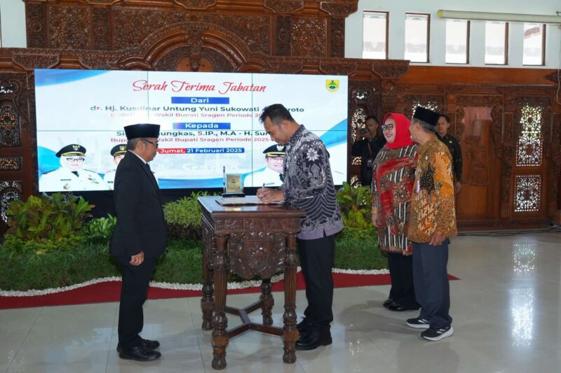 upati Sragen Sigit Pamungkas menandatangani dokumen berita acara serah terima jabatan Bupati Wakil Bupati Sragen di saksikan pejabat dari Provinsi Jawa Tengah. (Detik Indonesia/RRI/Mulato)