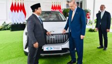 Presiden Recep Teyyep Erdogan ketika menyerahkan mobil listrik Togg T10X kepada Presiden Prabowo Subianto. (Foto: Biro Pers Setpres)