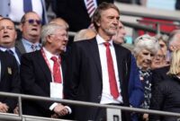 Petinggi Manchester United, Sir Jim Ratcliffe (kanan) berdiri di sebelah pelatih legendaris MU, Sir Alex Ferguson (kiri) pada laga lanjutan Liga Primer Inggris 2024-2025. (Foto: manutd.com/ist)