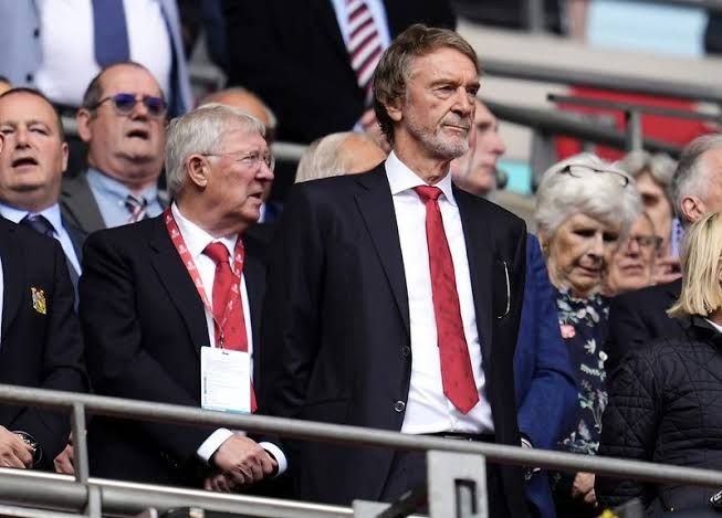 Petinggi Manchester United, Sir Jim Ratcliffe (kanan) berdiri di sebelah pelatih legendaris MU, Sir Alex Ferguson (kiri) pada laga lanjutan Liga Primer Inggris 2024-2025. (Foto: manutd.com/ist)