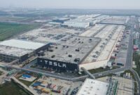 Foto udara yang diambil dengan drone pada 15 Desember 2024 memperlihatkan pemandangan megapabrik Tesla yang terletak di Shanghai, China timur. Xinhua