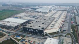 Foto udara yang diambil dengan drone pada 15 Desember 2024 memperlihatkan pemandangan megapabrik Tesla yang terletak di Shanghai, China timur. Xinhua