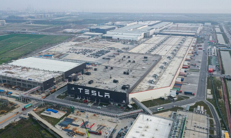 Foto udara yang diambil dengan drone pada 15 Desember 2024 memperlihatkan pemandangan megapabrik Tesla yang terletak di Shanghai, China timur. Xinhua