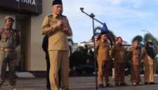  Gubernur Maluku Utara, Sarbin Sehe, saat memimpin apel perdana bersama ASN, Senin (24/2/2025).(Detik Indonesia/RRI/Biro Adpim)