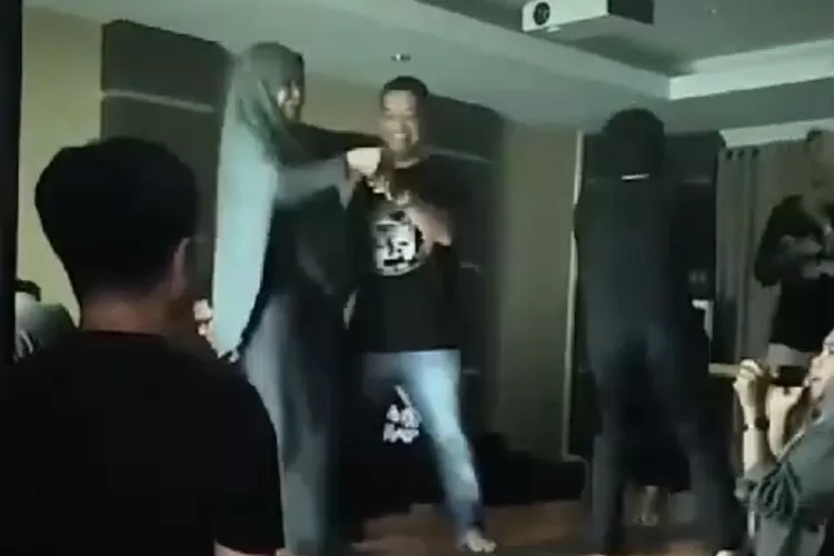 Cuplikan video yang viral menunjukkan sekelompok orang berjoget hingga naik ke atas meja. Kabar bahwa mereka adalah oknum pegawai Dinas Pekerjaan Umum dan Penataan Ruang (PUPR) Kabupaten Kutai Timur (Kutim) telah dikonfirmasi oleh pimpinan OPD terkait. (Cuplikan Layar dari Grup WhatsApp)