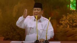 Presiden Prabowo Subianto, yang juga menjabat sebagai Ketua Umum Partai Gerindra, menyampaikan pidato dalam peringatan HUT ke-17 Partai Gerindra yang digelar di Sentul, Bogor, pada Sabtu, 15 Februari 2025. (Foto: Tangkapan layar YouTube Gerindra TV)