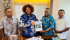 Senator dapil Papua Barat Daya Mananwir Paul Finsen Mayor (kedua kiri). (Foto: Istimewa)