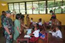 Anak-anak di Distrik Biak Timur dengan antusias menerima paket makanan bergizi dari Kitong Bisa Foundation. (Detik Indonesia/RRI)