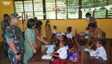 Anak-anak di Distrik Biak Timur dengan antusias menerima paket makanan bergizi dari Kitong Bisa Foundation. (Detik Indonesia/RRI)