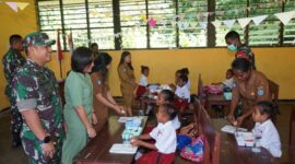 Anak-anak di Distrik Biak Timur dengan antusias menerima paket makanan bergizi dari Kitong Bisa Foundation. (Detik Indonesia/RRI)