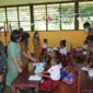 Anak-anak di Distrik Biak Timur dengan antusias menerima paket makanan bergizi dari Kitong Bisa Foundation. (Detik Indonesia/RRI)