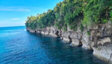 Pantai Lubang Lima di Desa Hutumuri, Kecamatan Leitimur Selatan, Kota Ambon, kini semakin dikenal sebagai destinasi wisata alam dengan panorama menakjubkan (Detik Indonesia/RRI/Tadea Elisabeth).