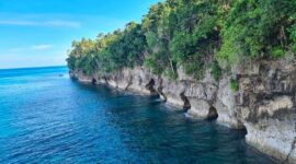 Pantai Lubang Lima di Desa Hutumuri, Kecamatan Leitimur Selatan, Kota Ambon, kini semakin dikenal sebagai destinasi wisata alam dengan panorama menakjubkan (Detik Indonesia/RRI/Tadea Elisabeth).