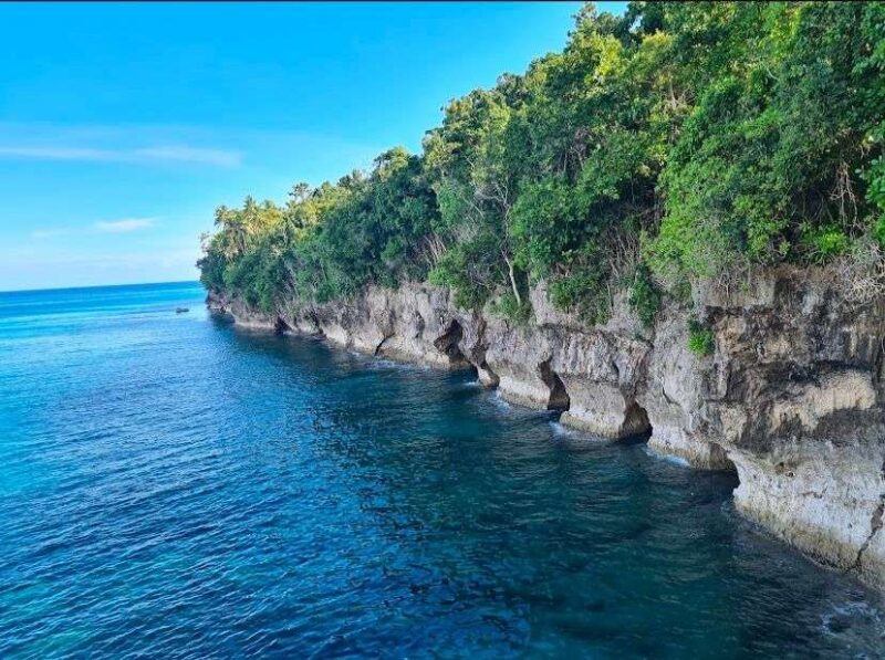 Pantai Lubang Lima di Desa Hutumuri, Kecamatan Leitimur Selatan, Kota Ambon, kini semakin dikenal sebagai destinasi wisata alam dengan panorama menakjubkan (Detik Indonesia/RRI/Tadea Elisabeth).