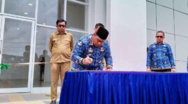 Potret Peresmian – Pj Gubernur Papua Barat Daya, Muhammad Musa’ad, bersama pejabat daerah saat meresmikan enam proyek pembangunan di Terminal Penumpang Tipe B, Kota Sorong. (17/2/2025) (Detik Indonesia/RRI/Husni Laing)