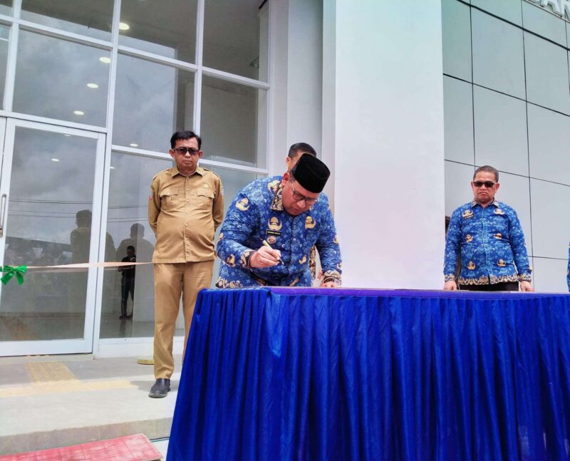 Potret Peresmian – Pj Gubernur Papua Barat Daya, Muhammad Musa’ad, bersama pejabat daerah saat meresmikan enam proyek pembangunan di Terminal Penumpang Tipe B, Kota Sorong. (17/2/2025) (Detik Indonesia/RRI/Husni Laing)