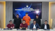 Silmy Karim, Direktur Jenderal Imigrasi, memberikan keterangan pers terkait penangkapan buron internasional LQ di Bandara Ngurah Rai. (Detik Indonesia/Humas Imigrasi)