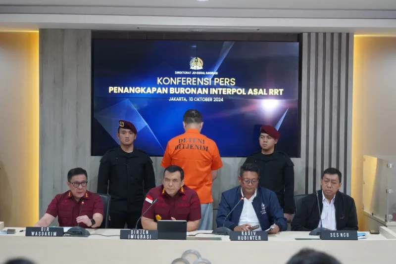 Silmy Karim, Direktur Jenderal Imigrasi, memberikan keterangan pers terkait penangkapan buron internasional LQ di Bandara Ngurah Rai. (Detik Indonesia/Humas Imigrasi)