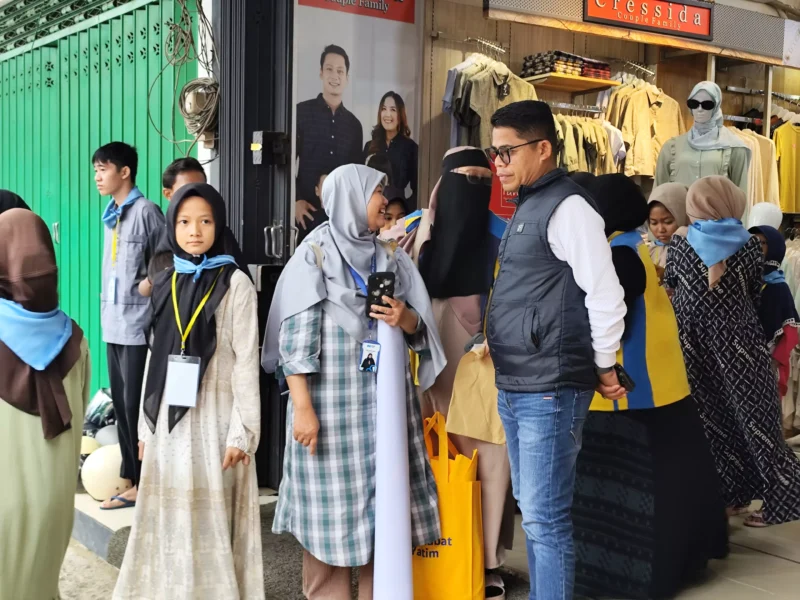 Camat Kusan Hilir, Amirullah saat mendampingi anak yatim berbelanja, Minggu (23/3). Foto: Ist