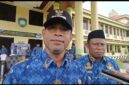 Bupati Teluk Bintuni Yohanis Manibui bersama Wakil Bupati Joko Lingara (Belakang) Usai Apel Gabungan Senin (17/3/2025) Di Kantor Bupati SP 3 (Detik Indonesia/ RRI/Dina)