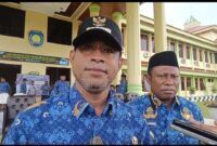 Bupati Teluk Bintuni Yohanis Manibui bersama Wakil Bupati Joko Lingara (Belakang) Usai Apel Gabungan Senin (17/3/2025) Di Kantor Bupati SP 3 (Detik Indonesia/ RRI/Dina)