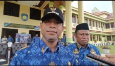 Bupati Teluk Bintuni Yohanis Manibui bersama Wakil Bupati Joko Lingara (Belakang) Usai Apel Gabungan Senin (17/3/2025) Di Kantor Bupati SP 3 (Detik Indonesia/ RRI/Dina)