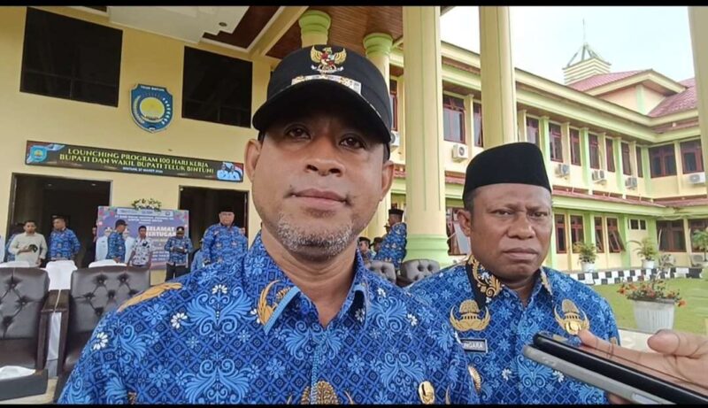 Bupati Teluk Bintuni Yohanis Manibui bersama Wakil Bupati Joko Lingara (Belakang) Usai Apel Gabungan Senin (17/3/2025) Di Kantor Bupati SP 3 (Detik Indonesia/ RRI/Dina)