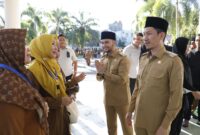 Tarmizi dan Said Fadheil di halaman kantor Setdakab Aceh Barat setelah memimpin Apel Perdana. Detik Indonesia/AJNN/Aidil Firmansyah.