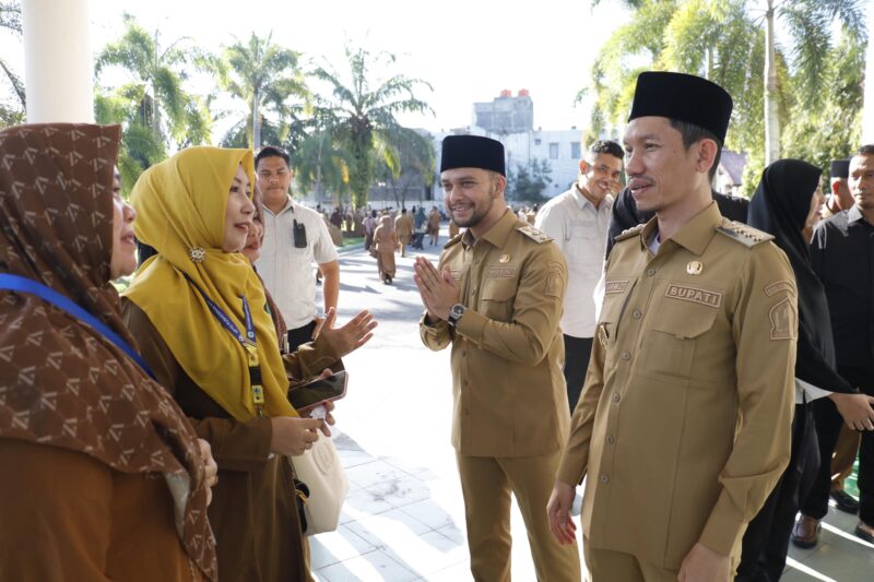 Tarmizi dan Said Fadheil di halaman kantor Setdakab Aceh Barat setelah memimpin Apel Perdana. Detik Indonesia/AJNN/Aidil Firmansyah.