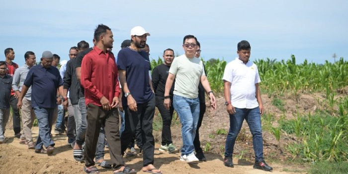 Gubernur Aceh, Muzakir Manaf atau akrab disapa Mualem, bersama investor asal Jakarta meninjau lahan tempat pembangunan pabrik rokok yang berada di pinggir Jalan Elak di Gampong Paya Gaboh, Kecamatan Sawang, Kabupaten Aceh Utara, pada Senin, (10/3/2025). (Humas Pemerintah Aceh)