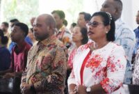 Wali Kota Sorong, Septinus Lobat bersama sang istri, Jamina Elisabet menghadiri ibadah mingguan di Jemaat GKI Eklesia Klasaman, Kota Sorong, Minggu (9/3/2025). (Detik Indonesia/Tribun Sorong)