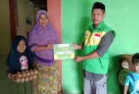 Pengurus Yakesma Malut menyerahkan paket pangan berkah kepada keluarga dhuafa. (Detik Indonesia/RRI)