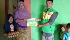 Pengurus Yakesma Malut menyerahkan paket pangan berkah kepada keluarga dhuafa. (Detik Indonesia/RRI)