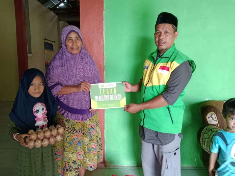 Pengurus Yakesma Malut menyerahkan paket pangan berkah kepada keluarga dhuafa. (Detik Indonesia/RRI)