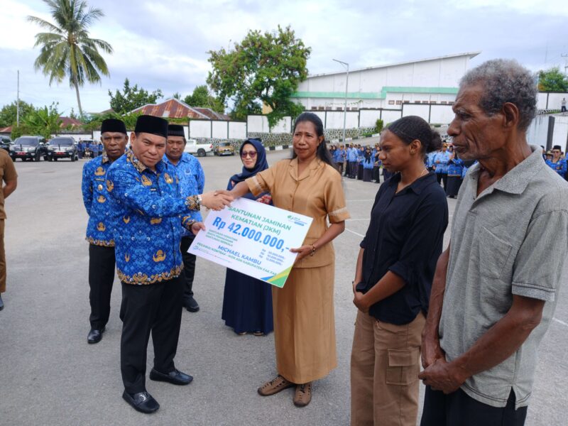 Bupati Samaun Dahlan secara simbolis menyerahkan santunan Jaminan Kematian (JKM) dari BPJS Ketenagakerjaan kepada ahli waris, (Detik Indonesia/Rri/NicoAfloubun)