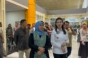 Gubernur Jawa Timur, Khofifah Indar Prawansa tiba di Bandara Babullah Ternate, Selasa (11/3/2025). Ia disambut Gubernur Sherly Laos dan Forkopimda Malut.(Detik Indonesia/RRI/Yudi).